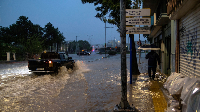 17 وفاة في عاصفة تضرب اليونان … وفيضانات عارمة تجتاح المدن
