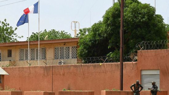 النيجر: فرنسا تعيد سفيرها.. وتسحب قواتها